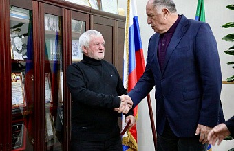 Абдулмуслим Абдулмуслимов передал Орден Мужества отцу участника СВО Магомедсаида Магомедова