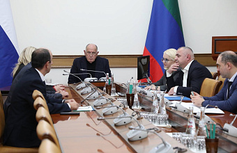 Абдулмуслим Абдулмуслимов провел встречи с руководителями ОИВ по кадровым вопросам