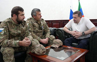 Глава Хасавюрта встретился с героями СВО Абдулкеримом Умаровым и Абакаром Гусейновым