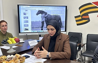 Роль иппотерапии в реабилитации участников СВО обсудили в филиале Госфонда «Защитники Отечества» в РД