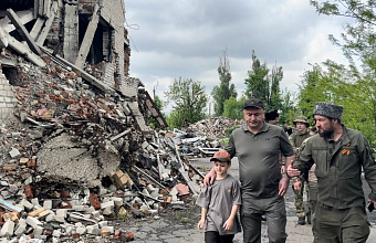 Герои тыла – семилетний волонтер и его отец – отмечают день рождения