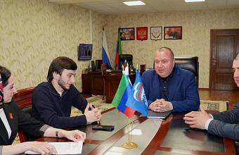 Руководство Хасавюртовского района поздравило победителя Всероссийской муниципальной премии «Служение»