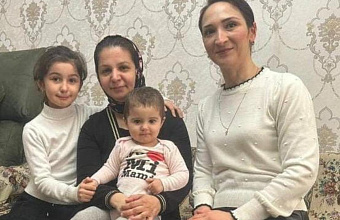 Соцработники посетили на дому многодетную семью участника СВО в Хасавюртовском районе