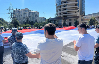 В Махачкале прошло разворачивание флага Российской Федерации