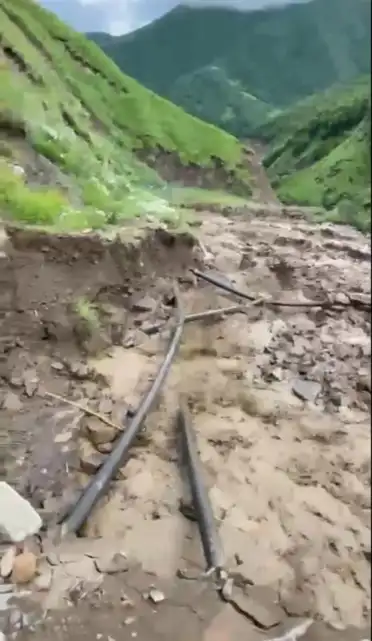 В Лакском районе из-за подмыва грунта поврежден водопровод, питающий райцентр