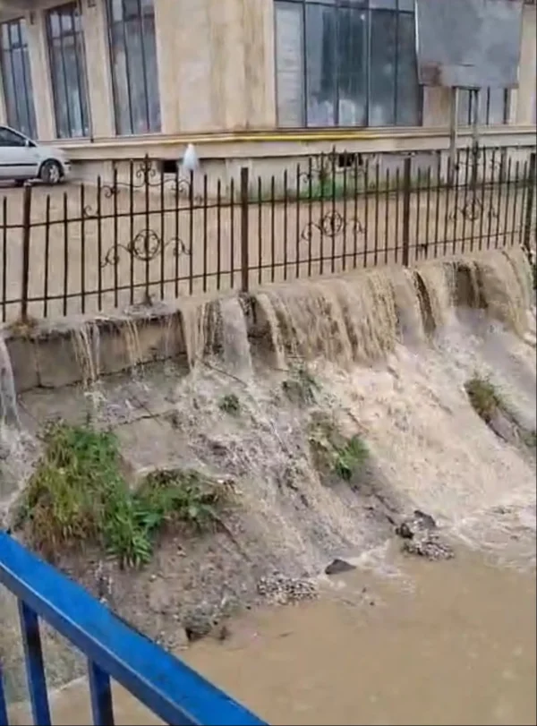 В Махачкале из-за паводков повреждено основание КОРа
