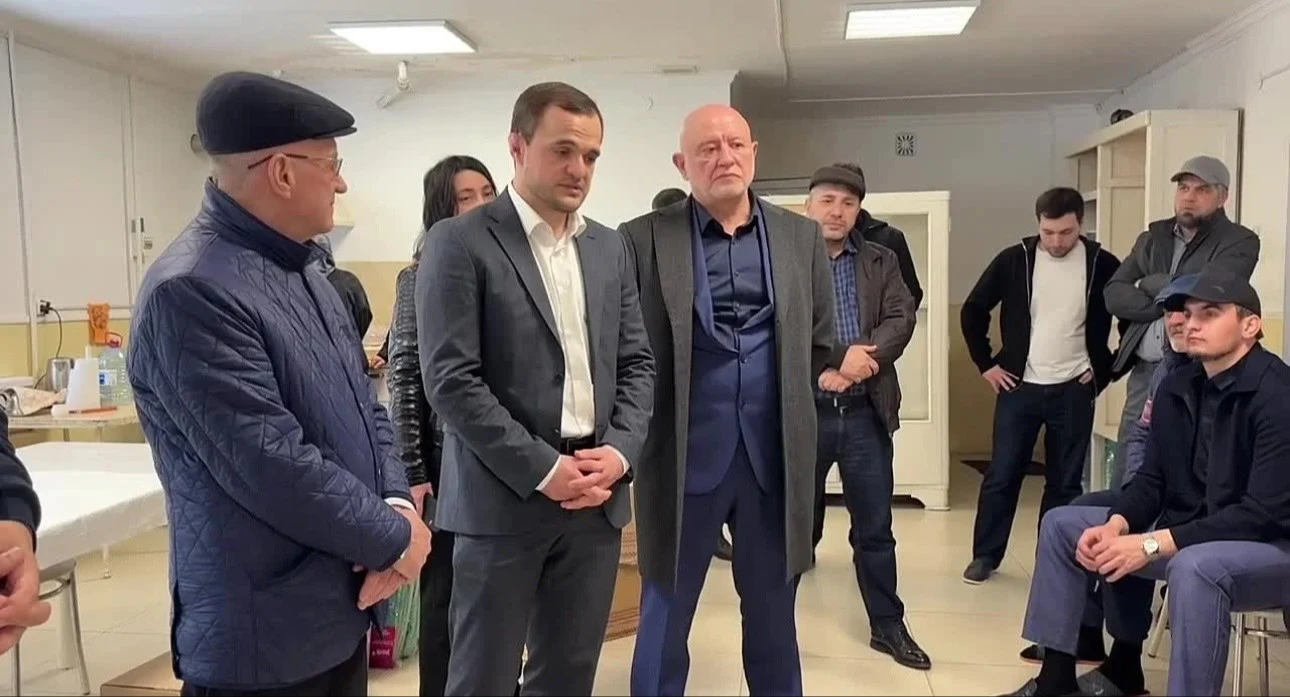 Депутаты махачкалинского горсобрания посетили пункт временного размещения для пострадавших от паводков