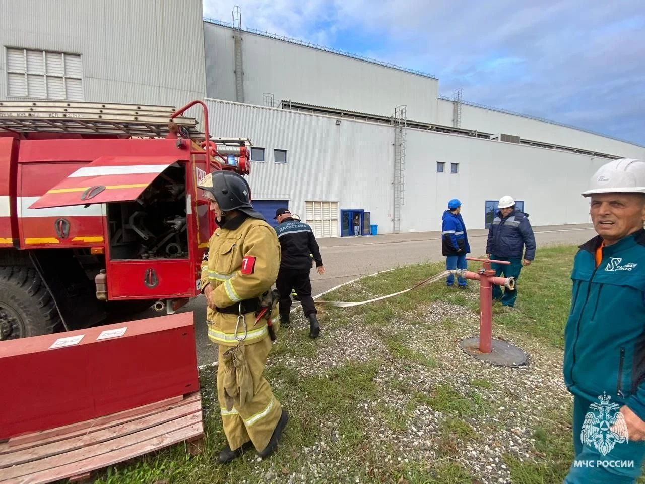 Спасатели МЧС потушили пожар на техстанции в Хасавюртовском районе