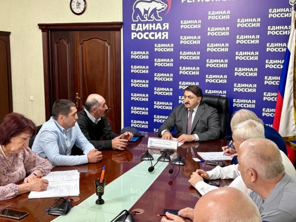 Жители горных районов Дагестана обратились на прием к депутату Госдумы РФ Джамаладину Гасанову