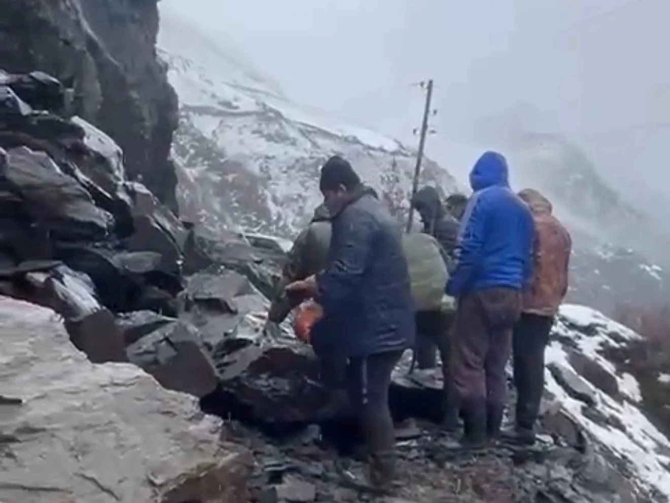 Молодежь Тляратинского района помогает жителям пострадавшим от паводков