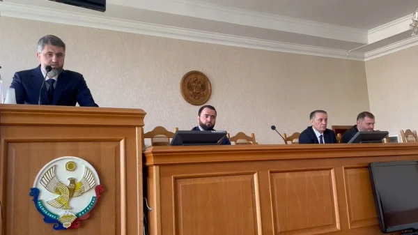 Премьер Дагестана представил коллективу Минздрава нового врио министра и озвучил главные требования к ведомству