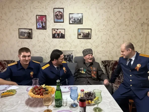 Следователи Дагестана поздравили ветерана ВОВ Мусу Багаудинова с Днём Победы