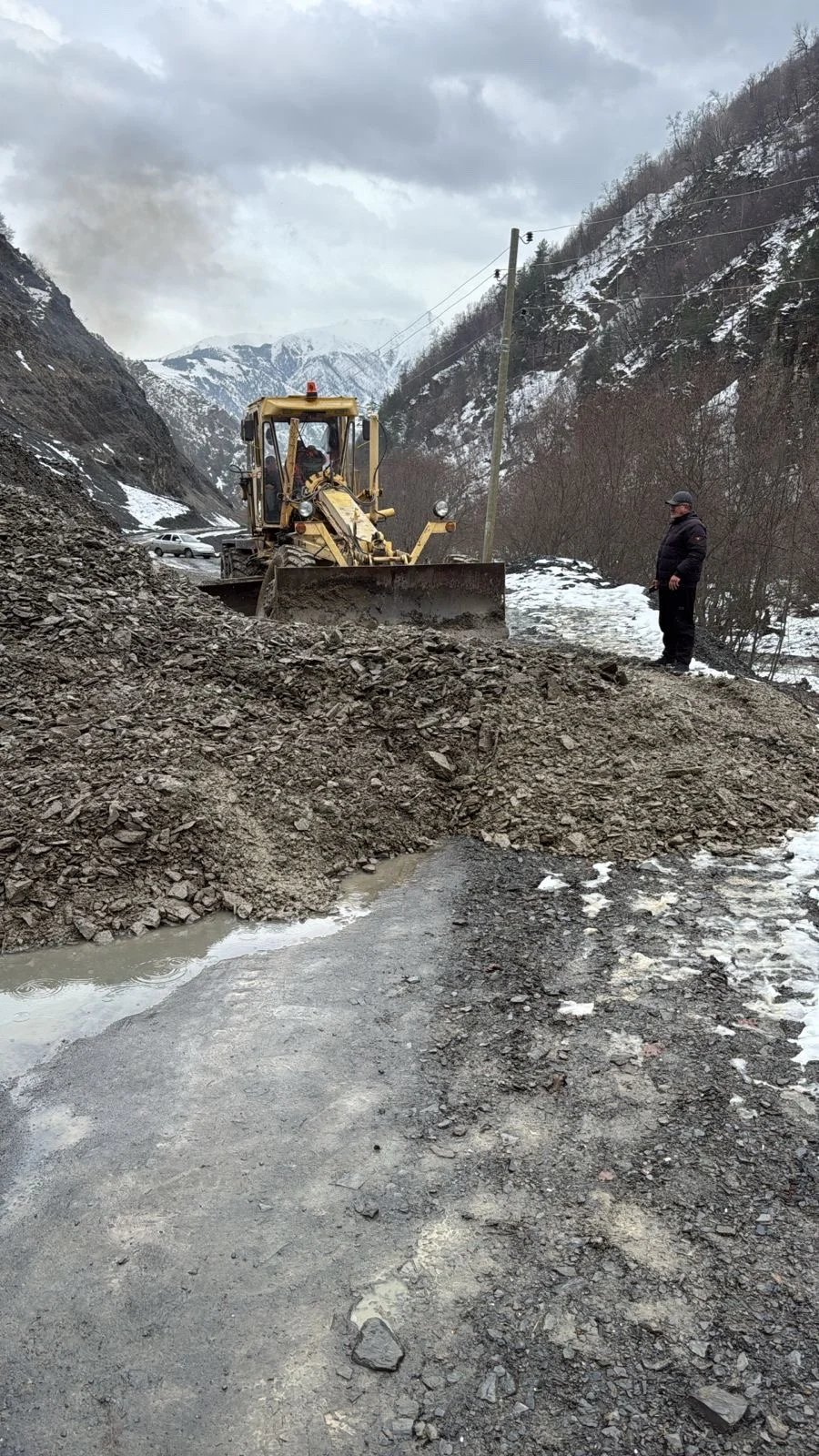 Глава Тляратинского района призвал молодежь помочь дорожникам в восстановлении проездов