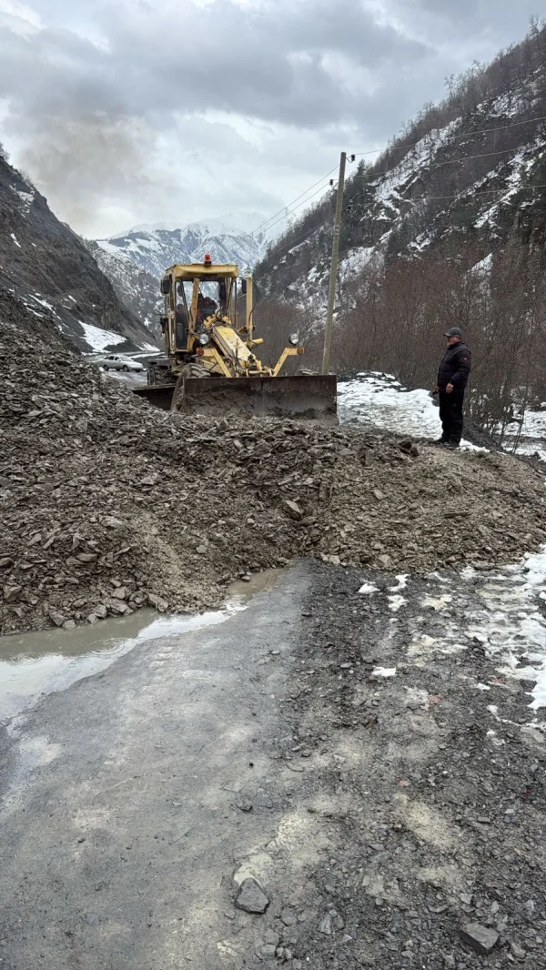 Глава Тляратинского района призвал молодежь помочь дорожникам в восстановлении проездов