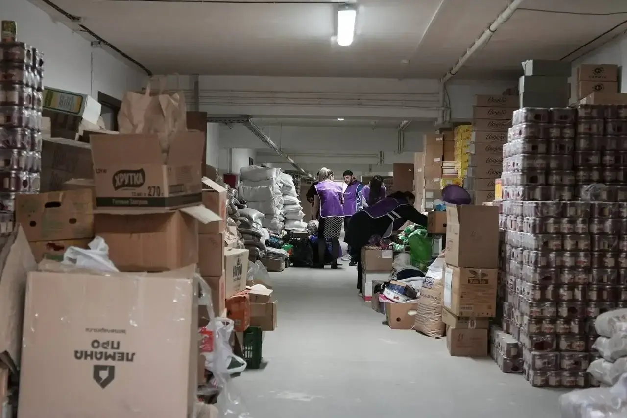 В Хасавюртовском районе ежедневно волонтеры разгружают более 100 тонн гумпомощи