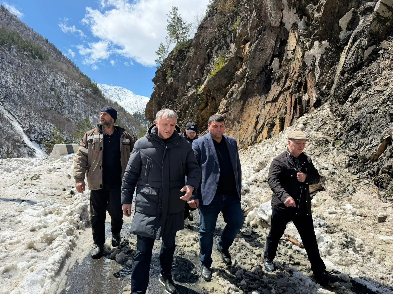 Власти Тляратинского района проверили ход работы по восстановлению электричества