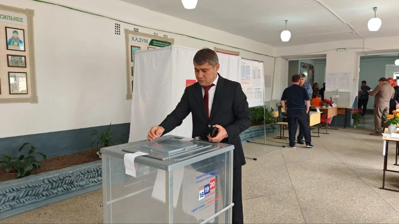 Врип главы Кизилюртовского района проголосовал на парламентских выборах
