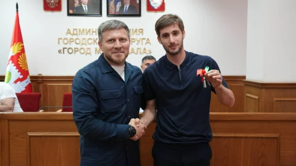 В Махачкале детям-сиротам вручили ключи от 96 полностью обставленных квартир