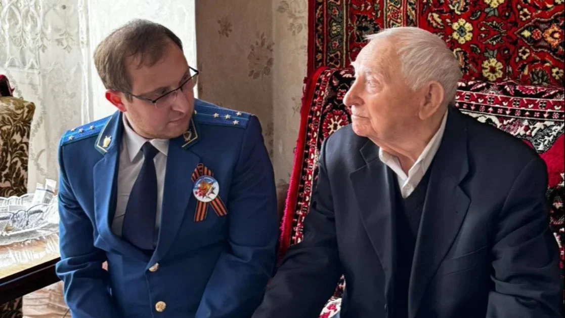 Сотрудники прокуратуры Махачкалы поздравили ветерана ВОВ Юрия Петрухина с Днём Победы