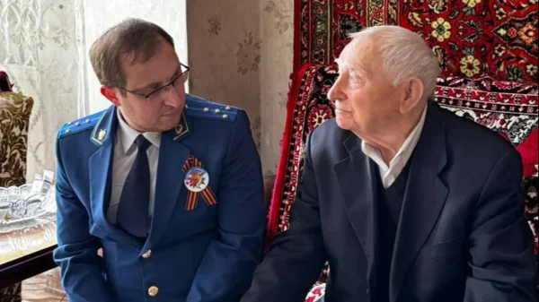 Сотрудники прокуратуры Махачкалы поздравили ветерана ВОВ Юрия Петрухина с Днём Победы