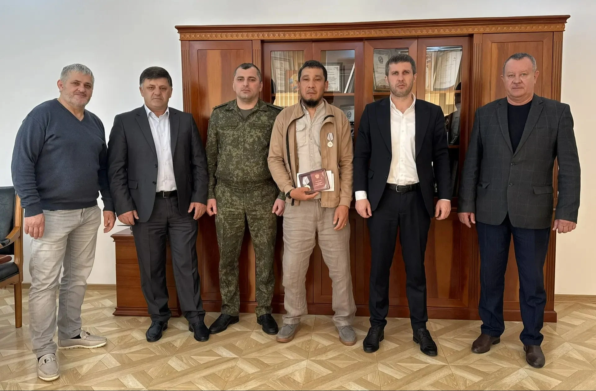 Участнику СВО Салавату Исингалиеву из Тарумовского района вручили медаль «За отвагу»