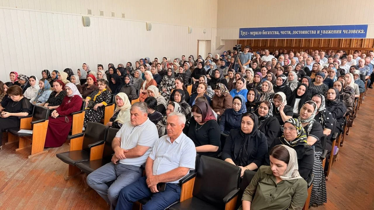 В Карабудахкентском районе обсудили развитие образования и задачи на новый учебный год
