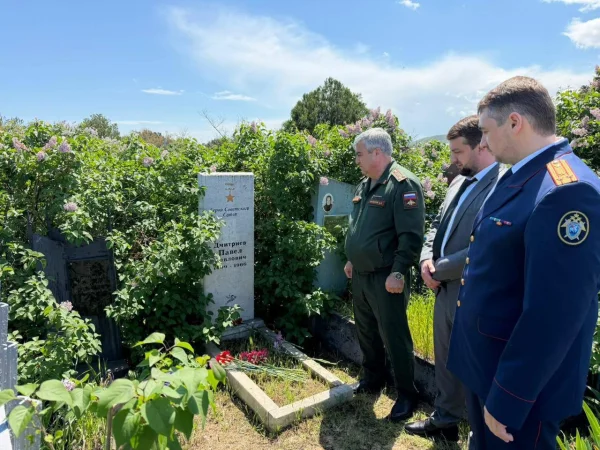 В Избербаше прошло возложение цветов к захоронению Героя Советского Союза Павла Дмитриева