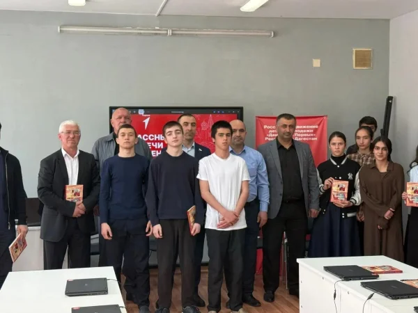 Дагестанский парламентарий Девлетхан Алиев посетил урок мужества в Курахском районе