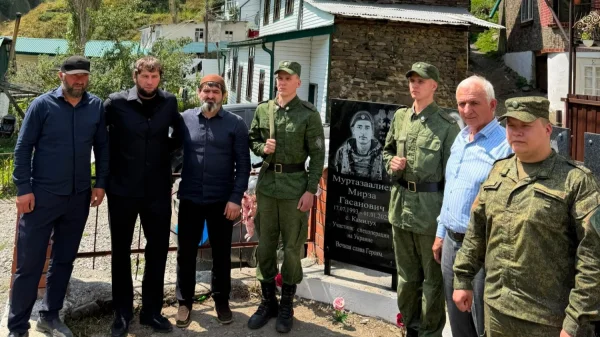 В селе Камилух Тляратинского района открыли памятник участникам СВО