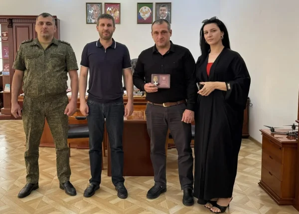 Участник СВО Абдулмеджид Омаров из Тарумовского района награжден Георгиевским крестом IV степени