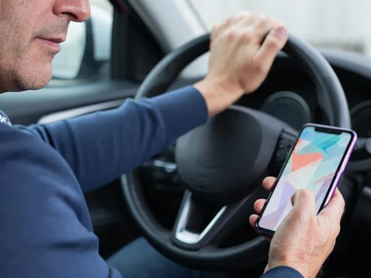 В Дагестане за сутки оштрафовано более 550 водителей за использование телефонов за рулем