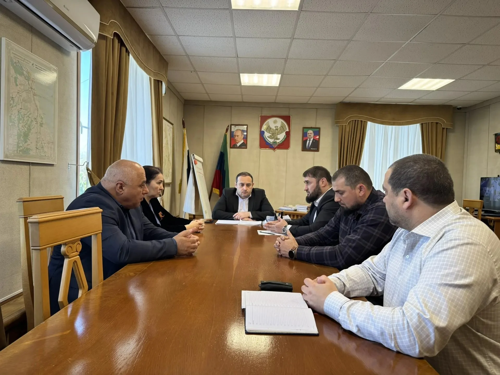 Власти Каякентского района обсудили работу по увеличению налоговых поступлений в бюджет