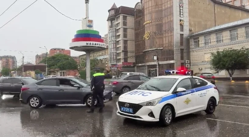 В Махачкале из-за обильных дождей временно ограничили движение по нескольким улицам
