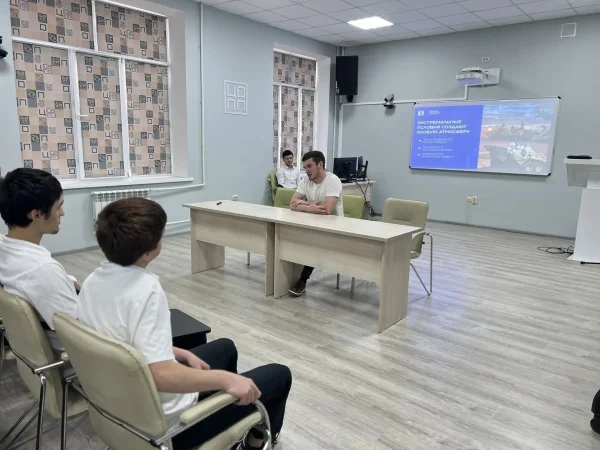 Участник СВО Иса Шахбанов встретился со студентами Технического колледжа в Махачкале
