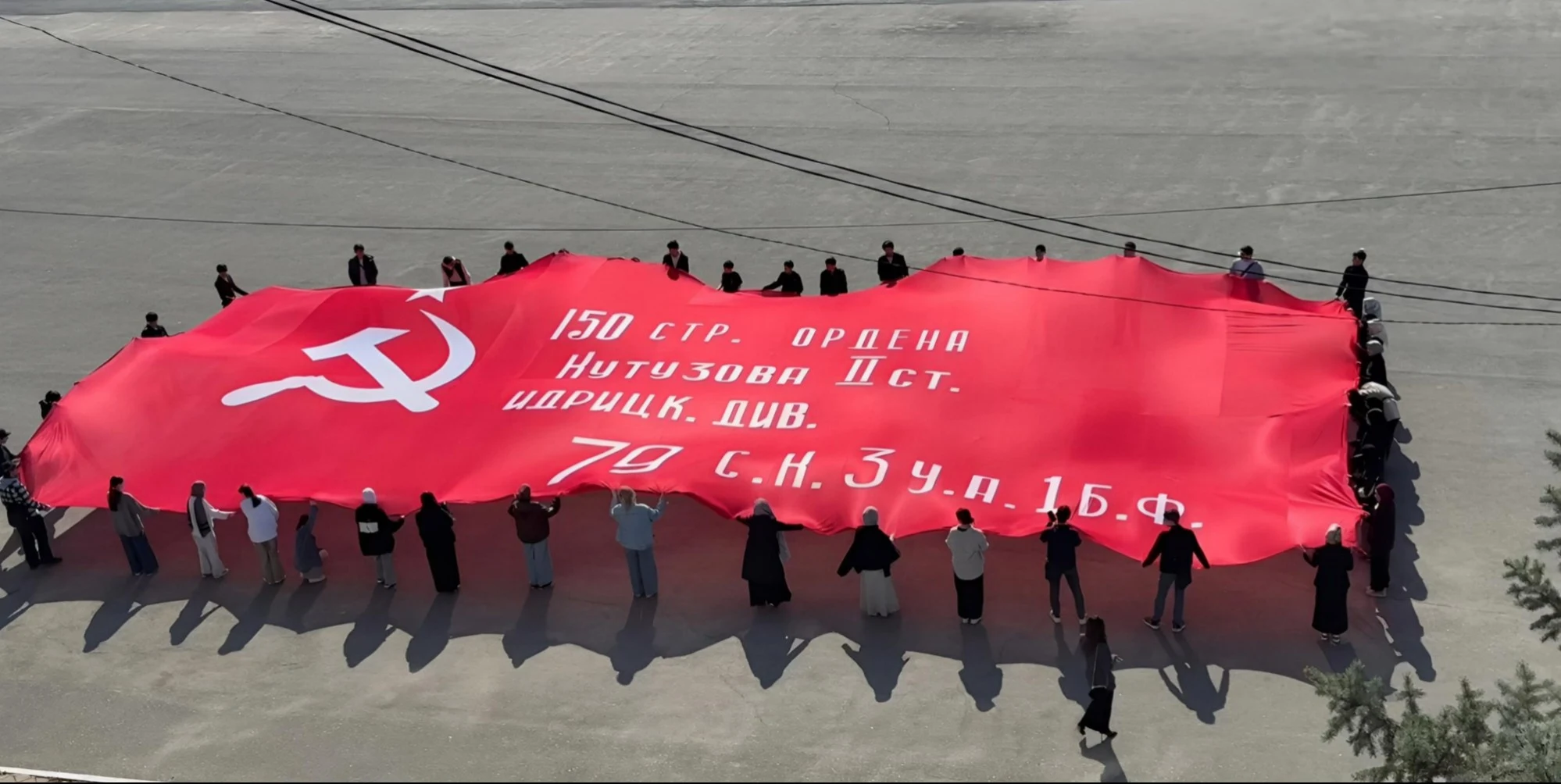 В Буйнакске провели патриотическую акцию «Знамя Победы»