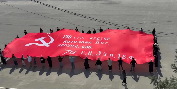 В Буйнакске провели патриотическую акцию «Знамя Победы»