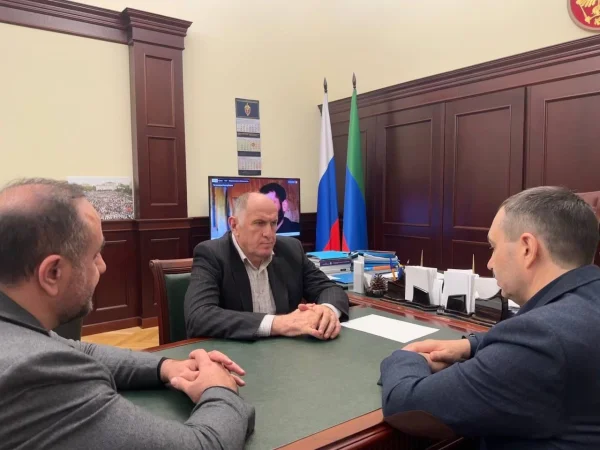 Абдулмуслим Абдулмуслимов встретился с замминистра сельского хозяйства России Романом Некрасовым