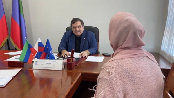 Депутат Госдумы Сайгидпаша Умаханов оказал содействие обратившимся на прием граждан