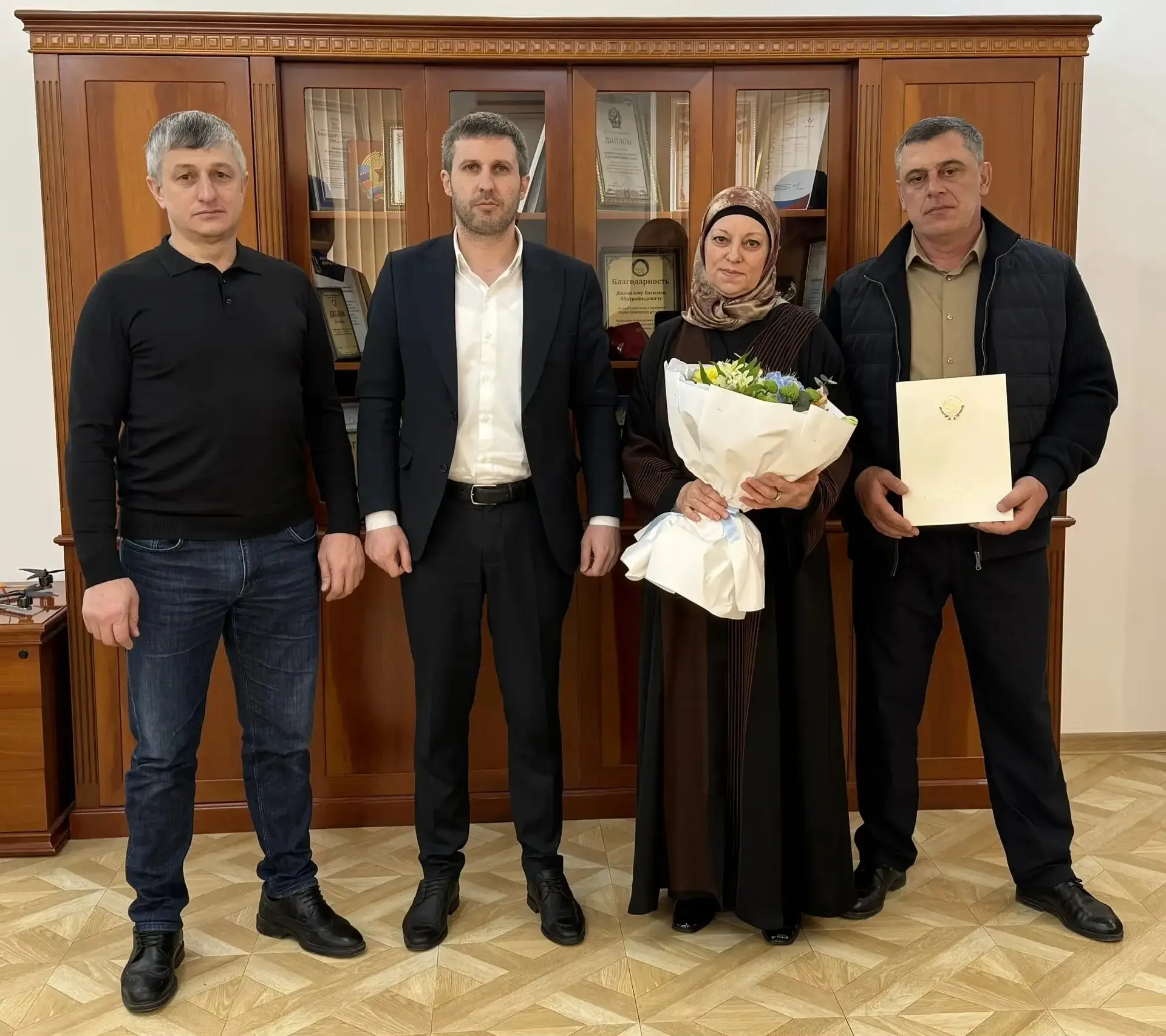 Власти Тарумовского района вручили родителям участника СВО Благодарственное письмо от Главы Дагестана Сергея Меликова