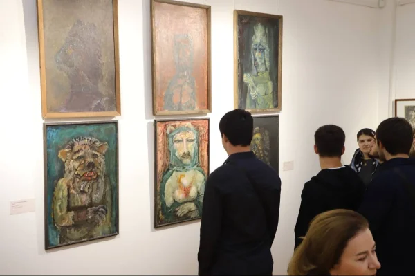 Ретроспективная выставка «Подпорки» Ибрагимхалила Супьянова открылась в Махачкале