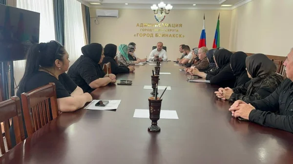 Мэр Буйнакска встретился с родителями и вдовами погибших участников СВО