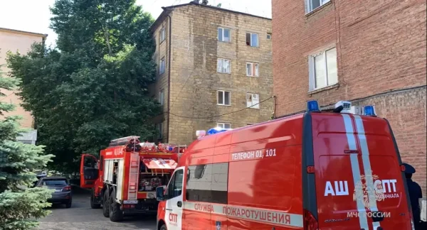 Пожарные ликвидировали возгорание на крыше медицинского колледжа в Махачкале