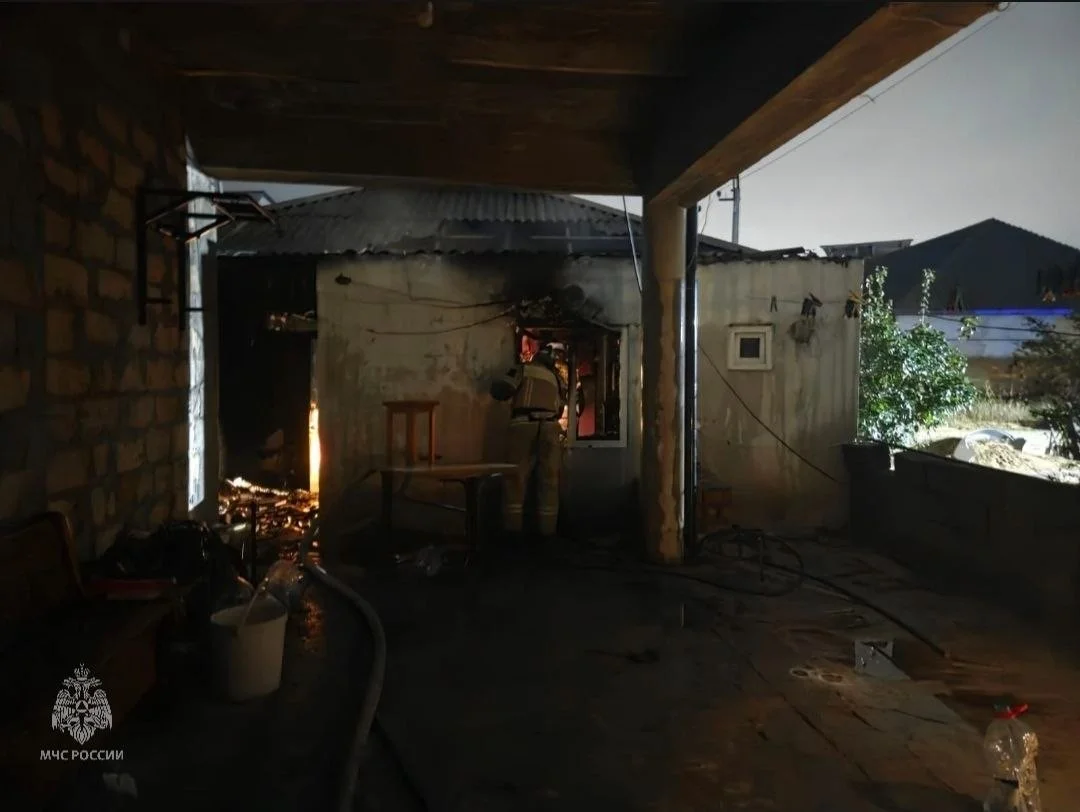 Мужчина пострадал при пожаре в частном доме в Махачкале