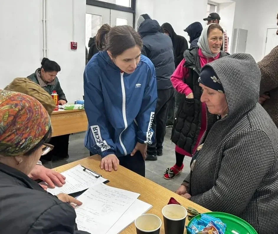 Волонтеры «Единой России» помогают жителям Мамедкалы с документами на получение компенсаций