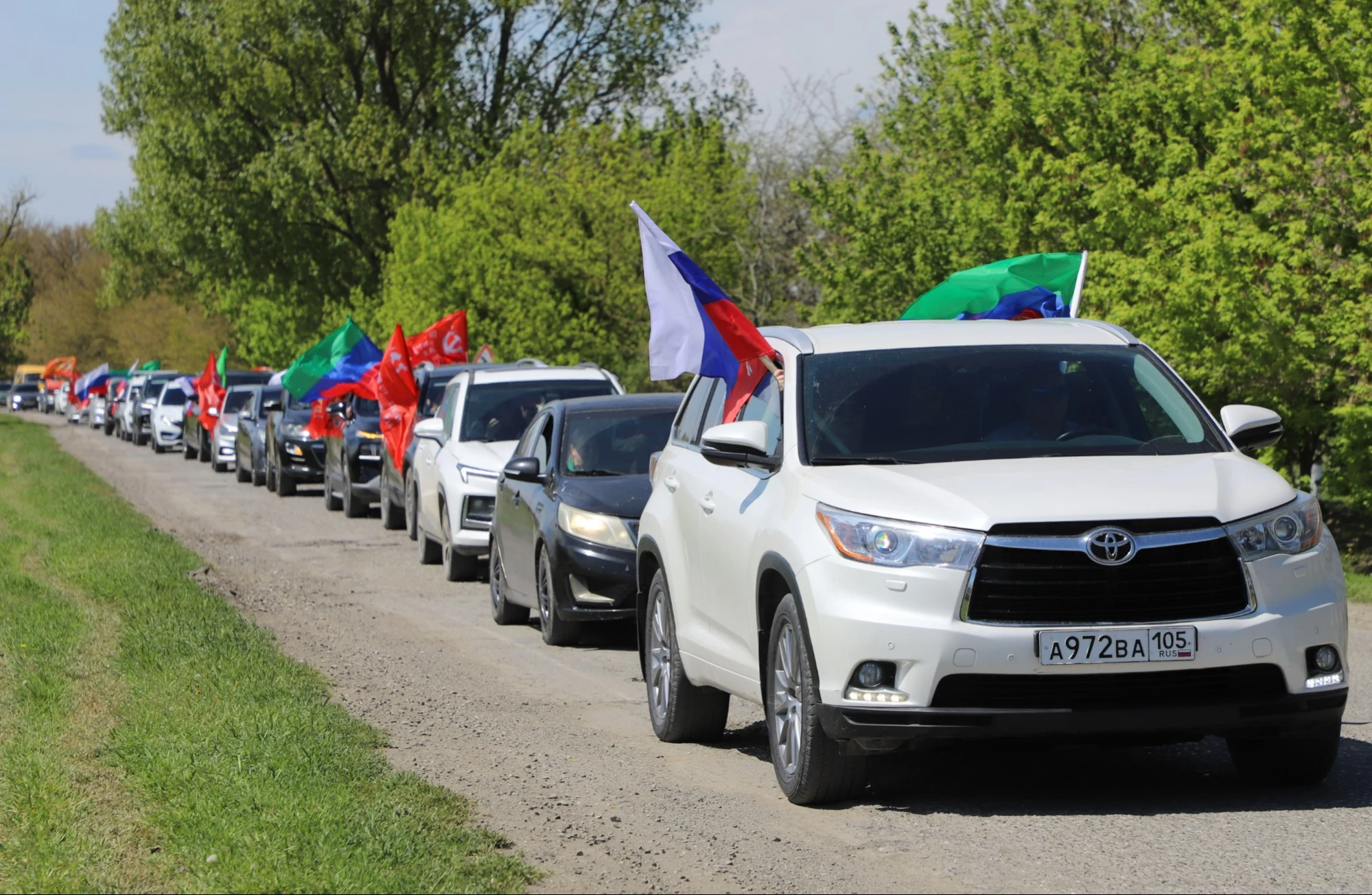 Автопробег с развертыванием масштабной копии Знамени Победы прошел в Кизлярском районе