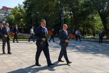 Федор Щукин совместно с Сергеем Кириенко возложил цветы к памятнику Воину-освободителю