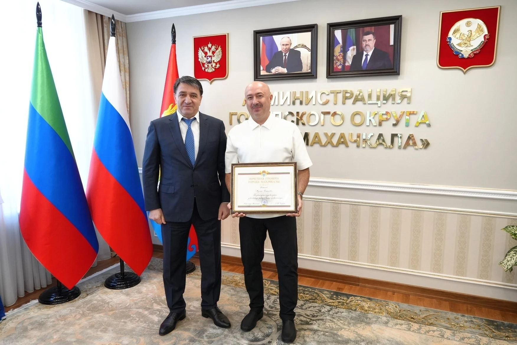 Главы Махачкалы наградил отличившихся горожан в преддверии Дня единства народов Дагестана