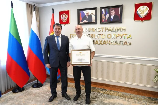 Главы Махачкалы наградил отличившихся горожан в преддверии Дня единства народов Дагестана