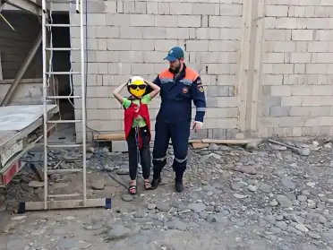 В Дагестане спасатели сняли с высотной стройки семилетнего мальчика