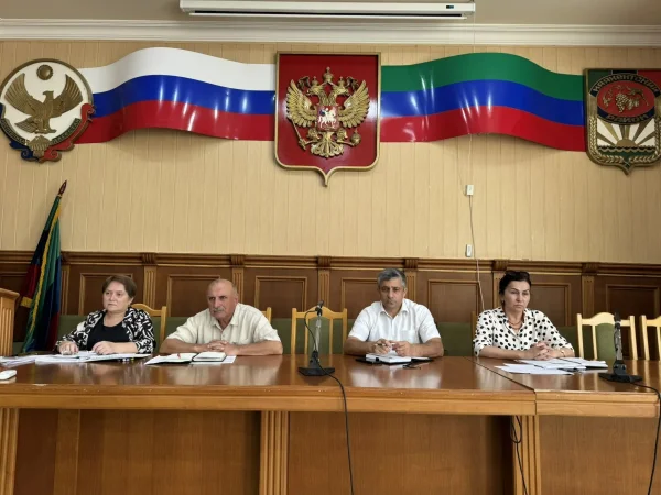 В администрации Каякентского района обсудили вопросы благоустройства, безопасности и социальной поддержки
